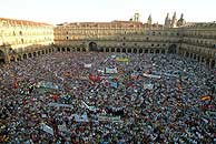 Cien mil personas recorren Salamanca contra el expolio del Archivo por parte del Gobierno de Zapatero.